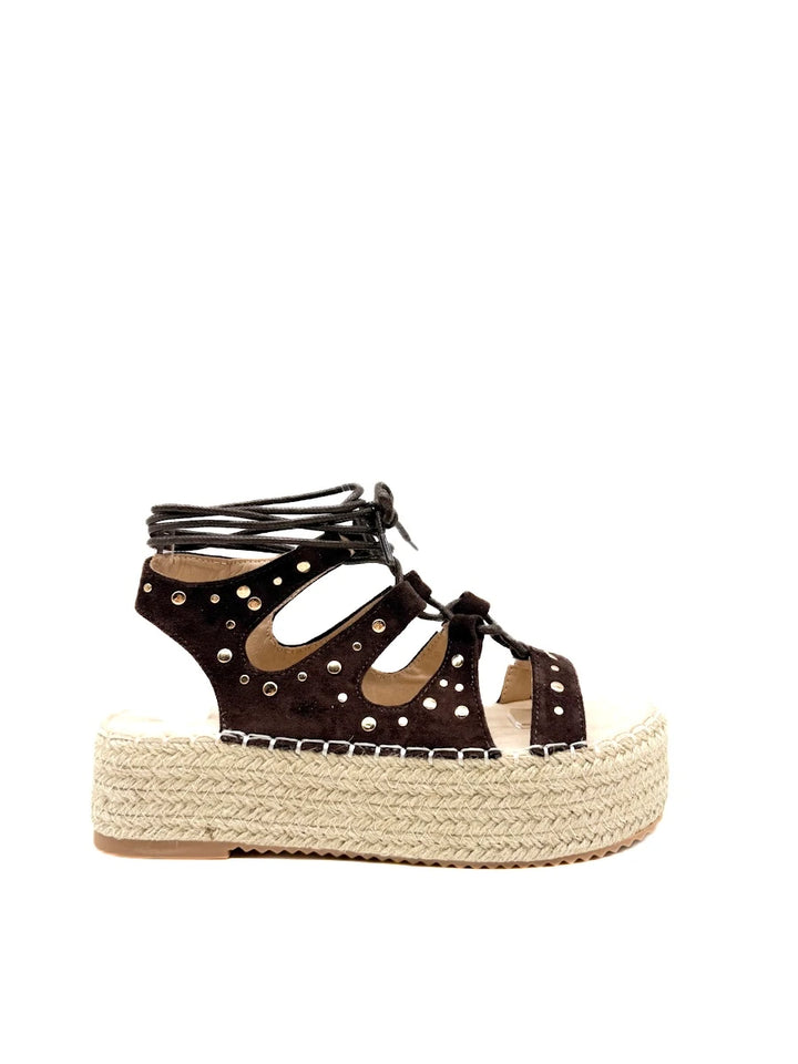 Sandalias plataforma esparto con tachuelas y cordones.