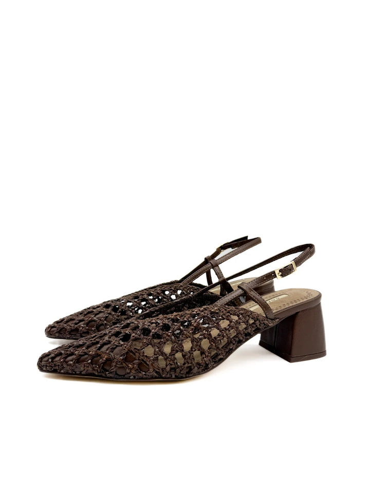 Elegancia Trenzada: Zapato Destalonado Corina con Calado y Punta Fina