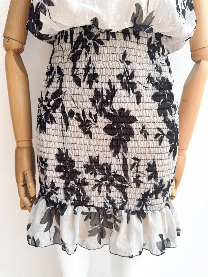 Vestido Corto Estampado con Cuello Alto y Nido de Abeja