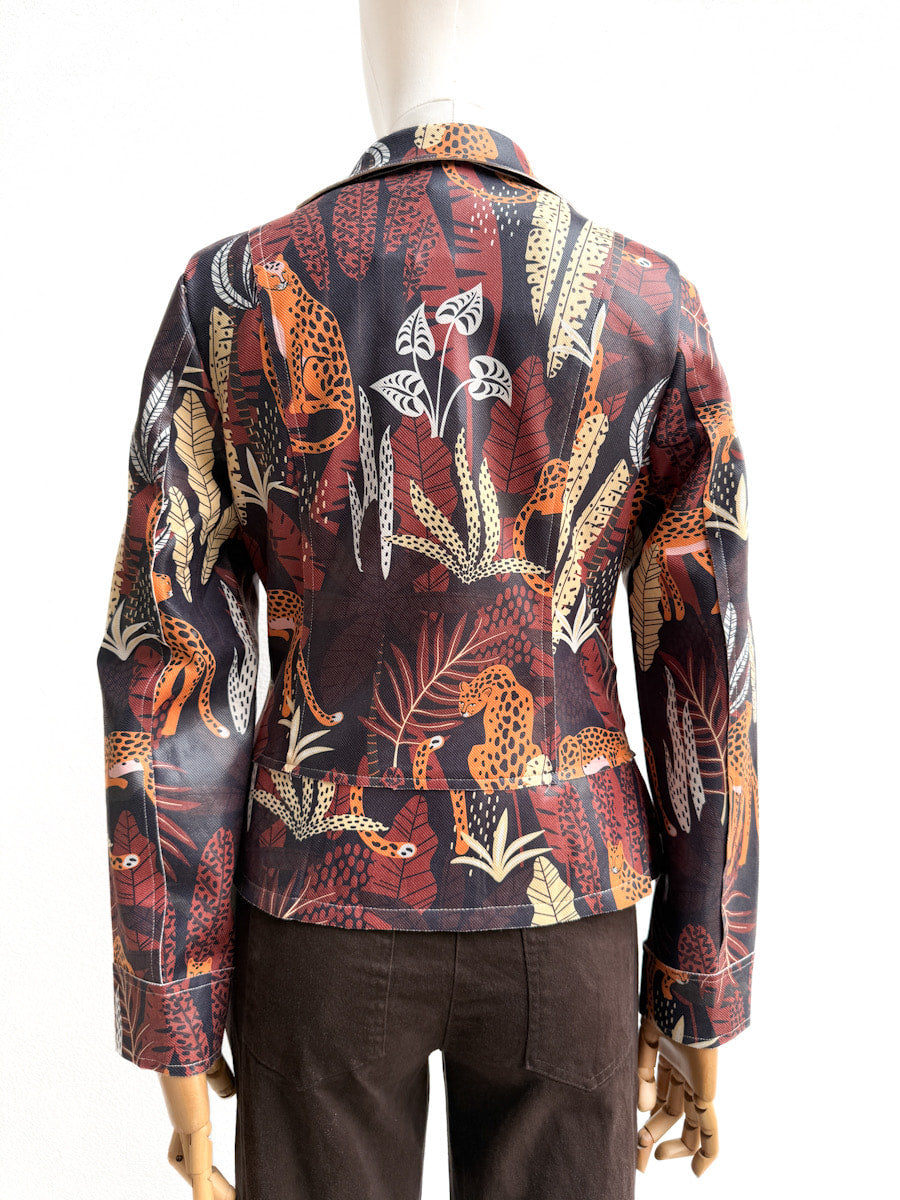 Chaqueta Biker con Estampado Tropical y Leopardo – Diseño Audaz y Moderno