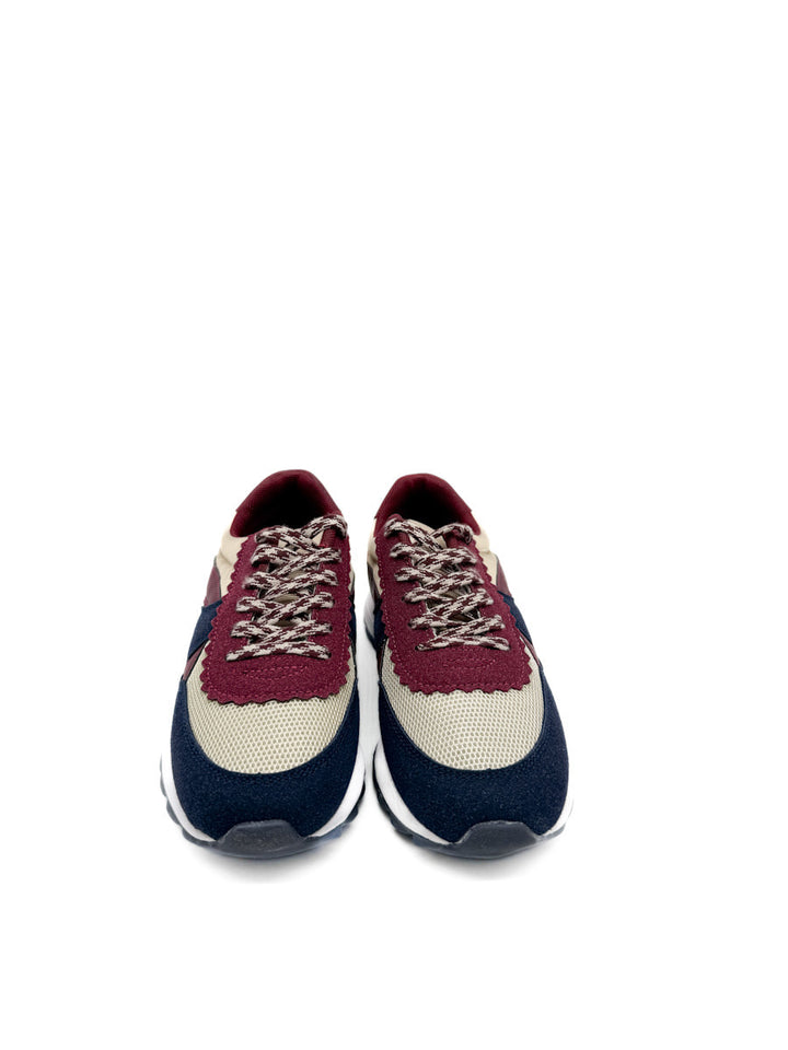 Combinación de Colores y Texturas en Calzado Deportivo de Moda
