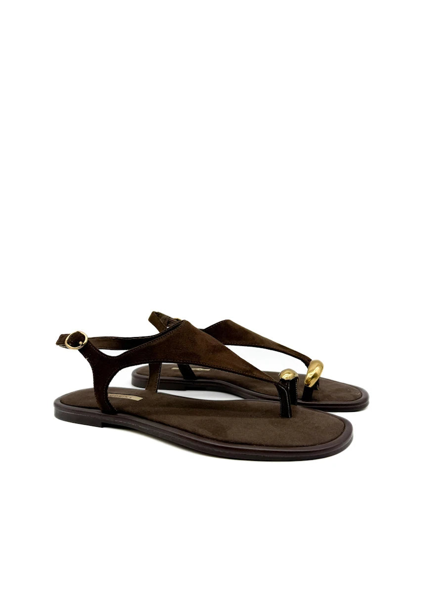 Sandalias Minimalista en Ante con Detalle de Anillo Dorado