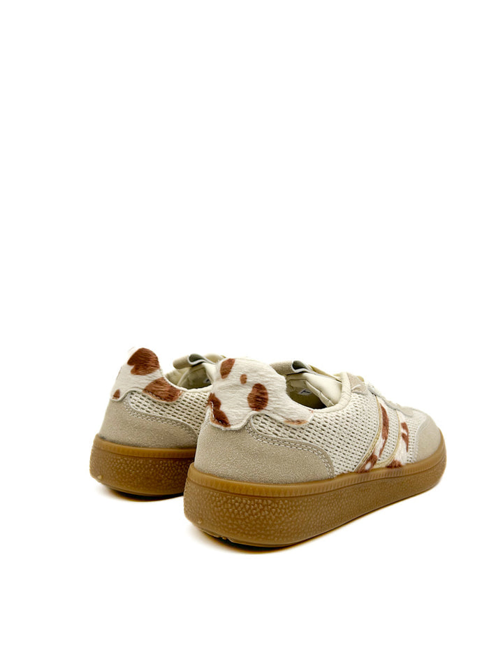Zapatilla deportiva retro con estampado de piel de vaca