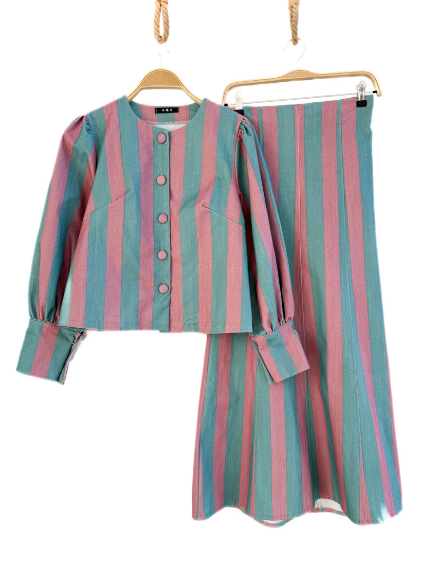 Conjunto de blusa abullonada y falda midi de rayas verticales.