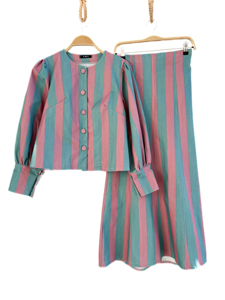 Conjunto de blusa abullonada y falda midi de rayas verticales.