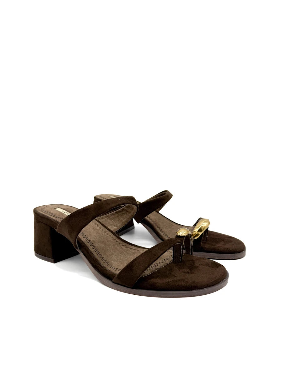 Sandalias de Tacón Bloque Corina con Detalle Dorado y Tira de Dedo