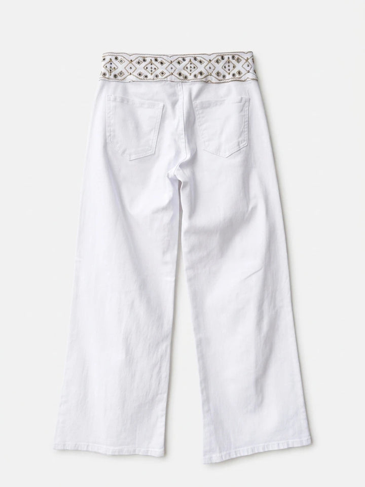 Pantalón ancho blanco con bordado decorativo