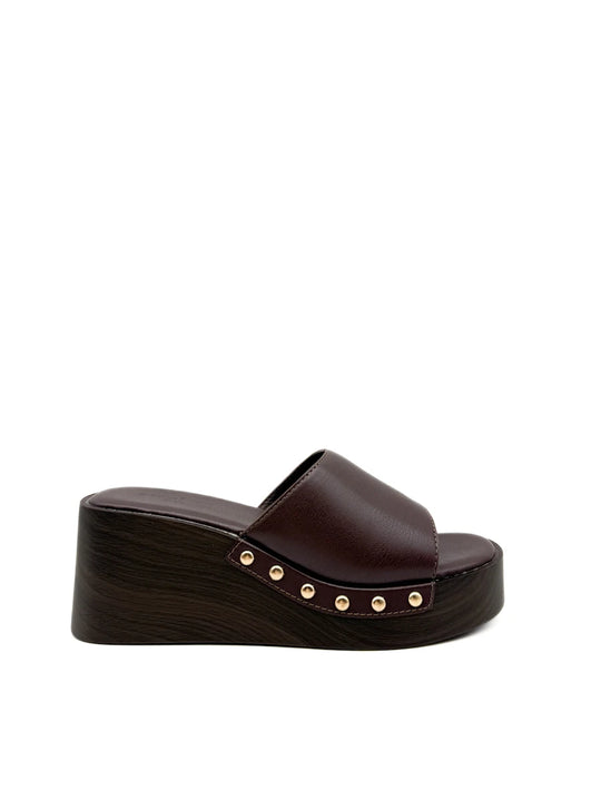 Zuecos cuña efecto madera tachuelas.