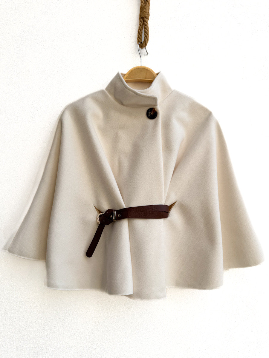 Poncho corta con cinturón y cuello alto
