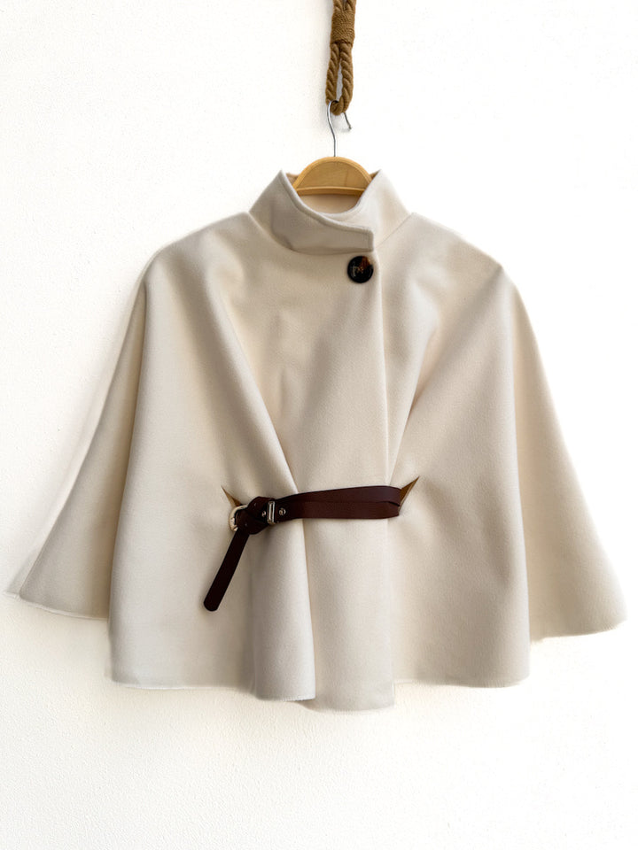 Poncho corta con cinturón y cuello alto