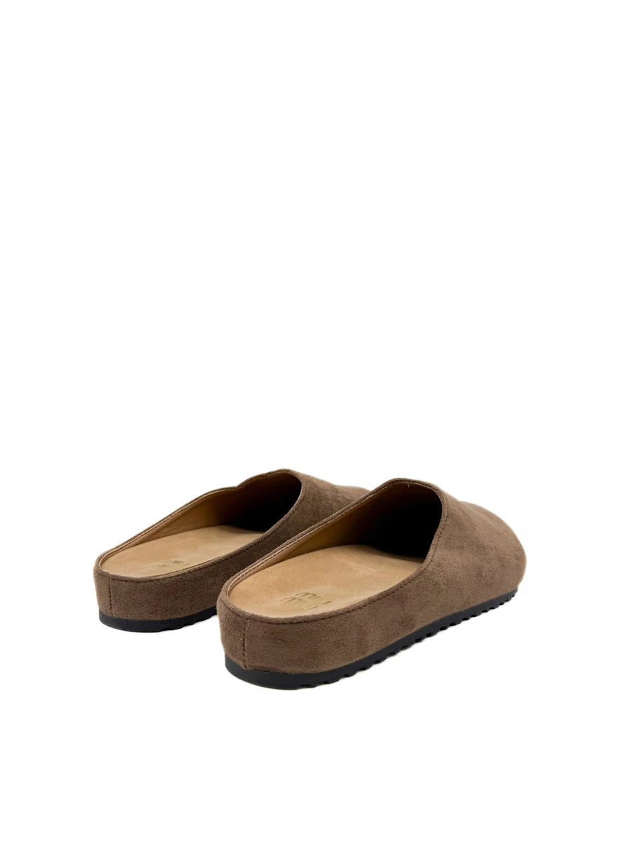 Zuecos Mule de Antelina con Detalle Metálico Dorado y Suela Dentada