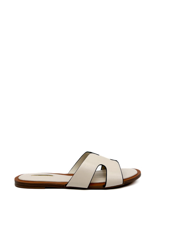 Sandalias Planas con Diseño en "H" – Elegancia y Comodidad