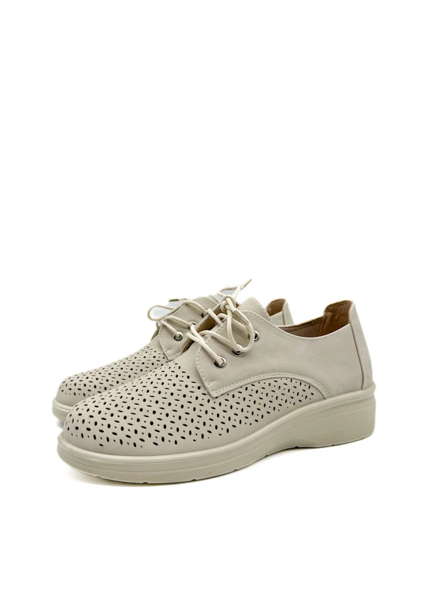 Zapato Oxford Beige con Calados Láser, Cordones y Suela de Cuña Ligera