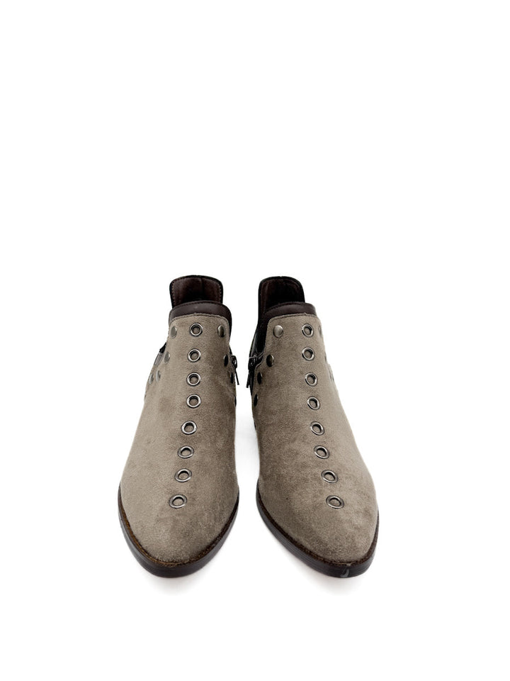 Botines cowboy con tachuelas y cremallera lateral.