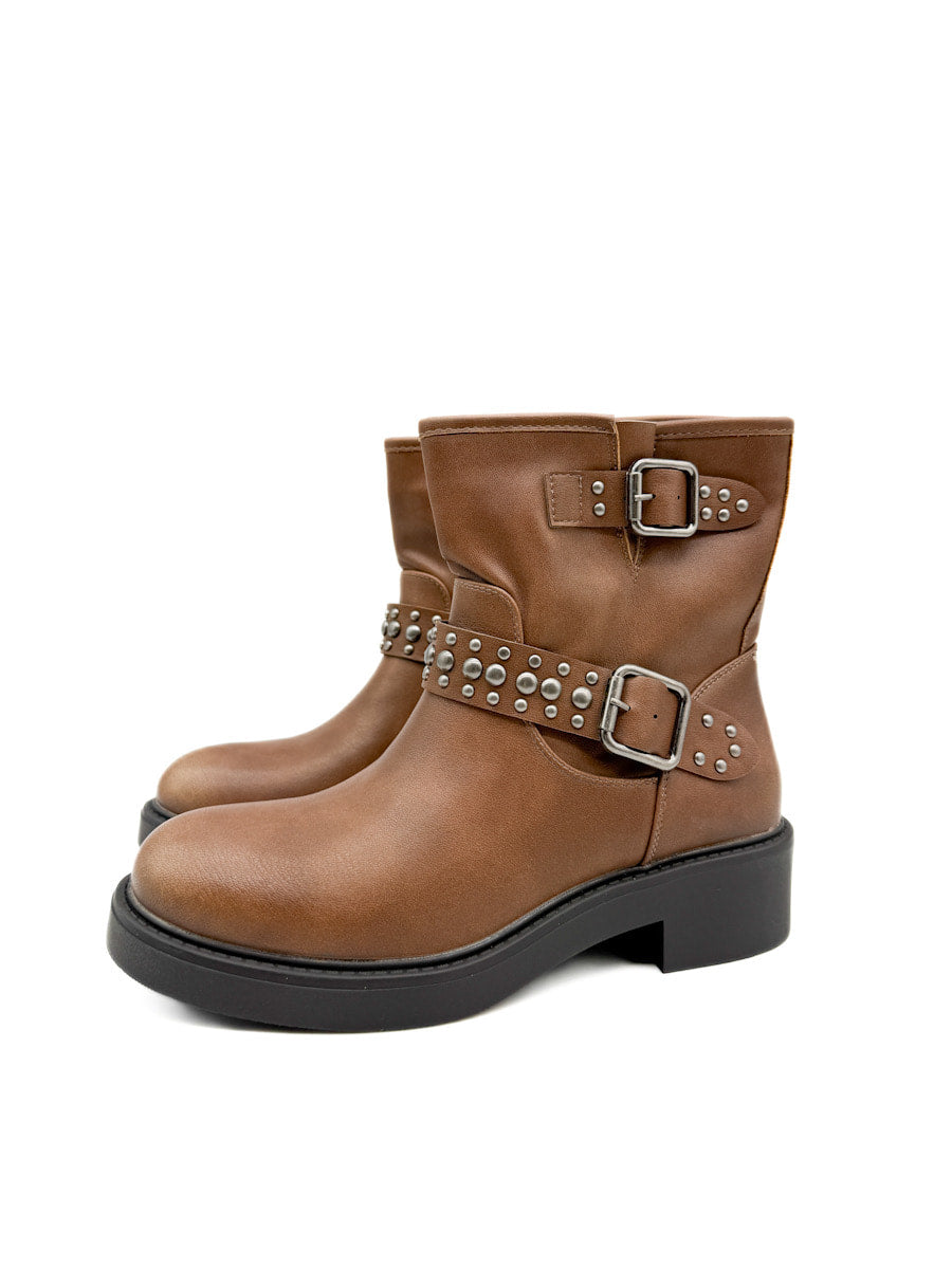 Botines Biker con Tachuelas y Hebillas Metálicas en Suela de Plataforma.
