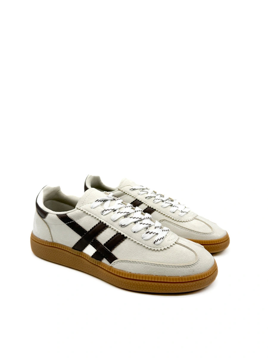 Zapatillas Corina Estilo Terrace con Detalles de Contraste y Suela Texturizada.