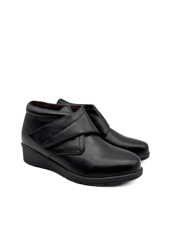 Botines de Cuña Baja con Cierre de Velcro.