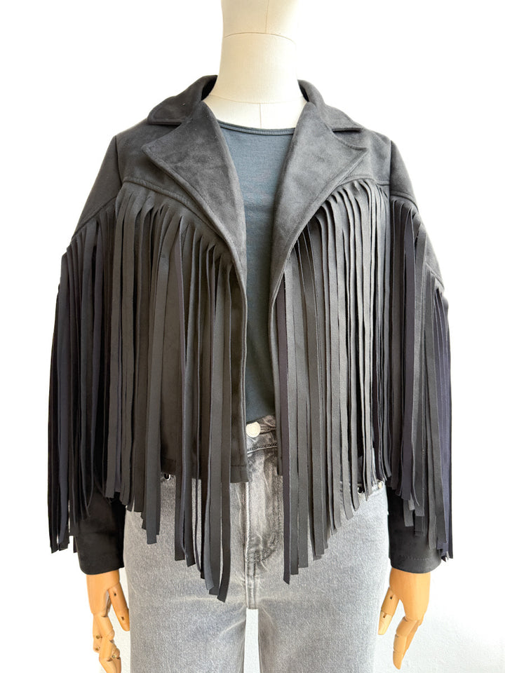 Chaquetas Cortas con Flecos: Estilo Bohemio y Moderno