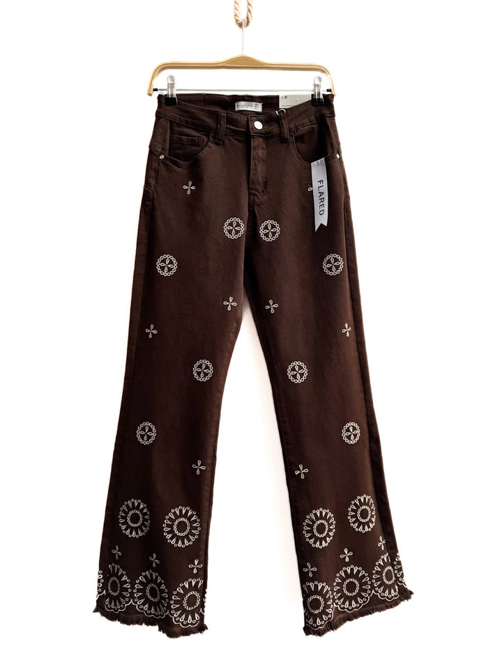 Denim Bordado Marrón Oscuro con Bajo Deshilachado