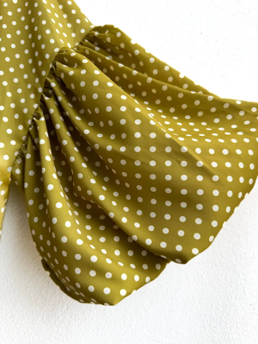 Blusa de Lunares: Elegancia y Estilo Atemporal