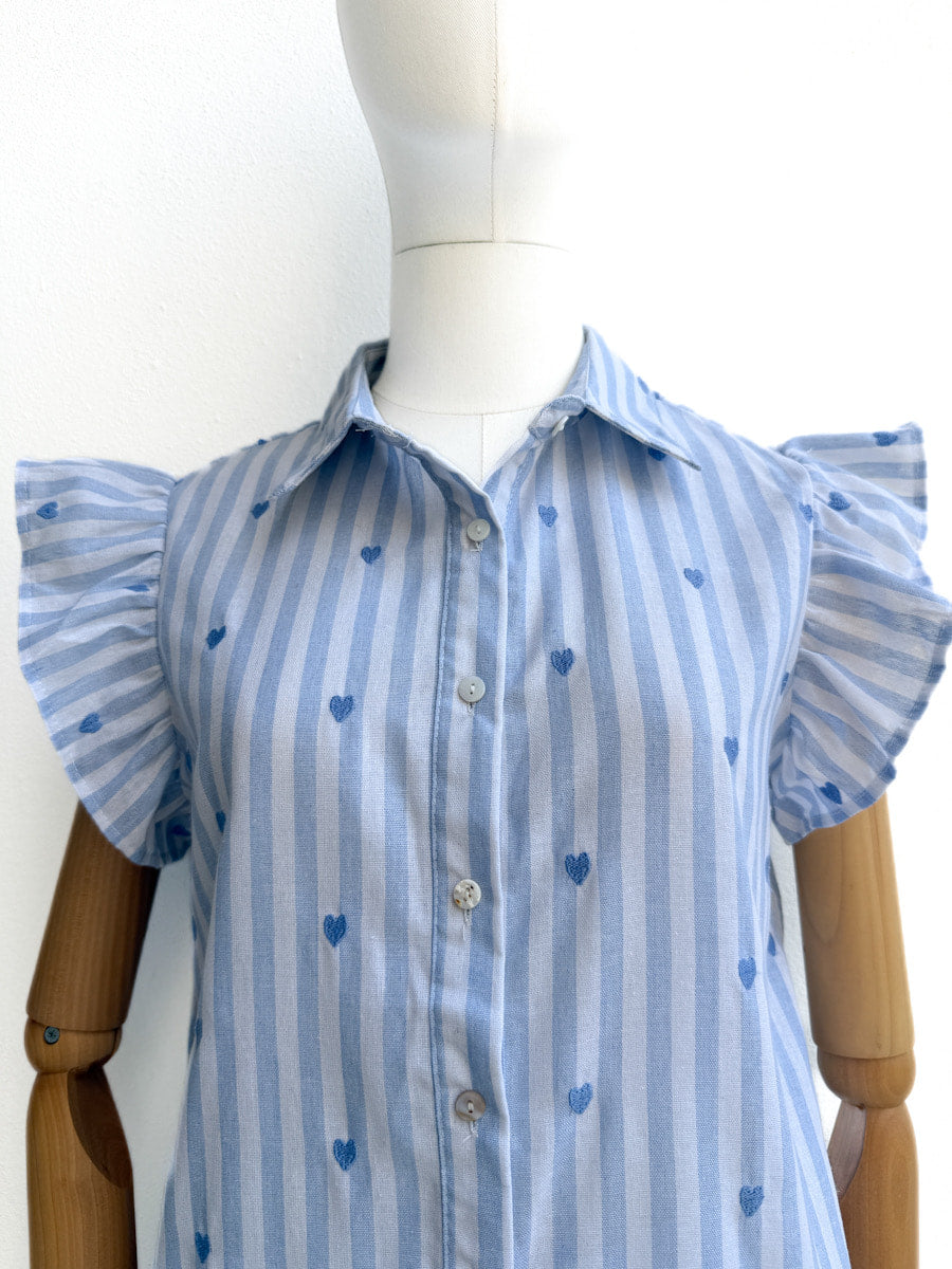 Blusa de rayas con volantes y estampado de corazones