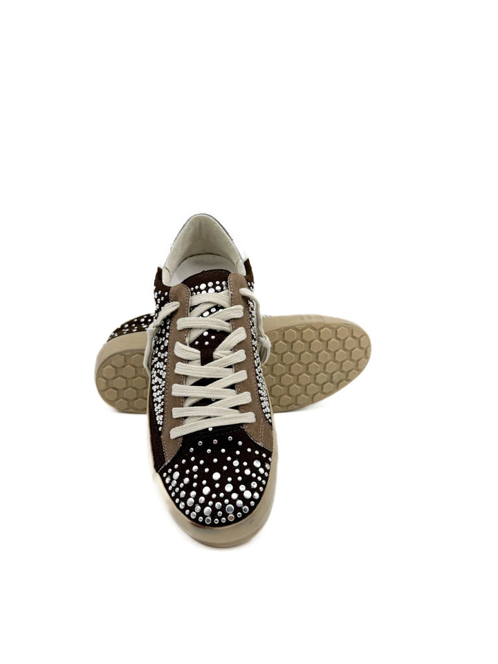 Zapatillas Corina Casuales Marrón con Tachuelas Plateadas y Talón Metalizado