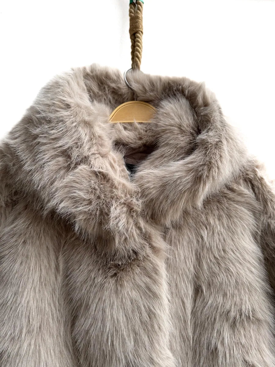 Chaqueta de Pelo Sintético Premium con Cuello Envolvente – Disponible en Marrón y Beige