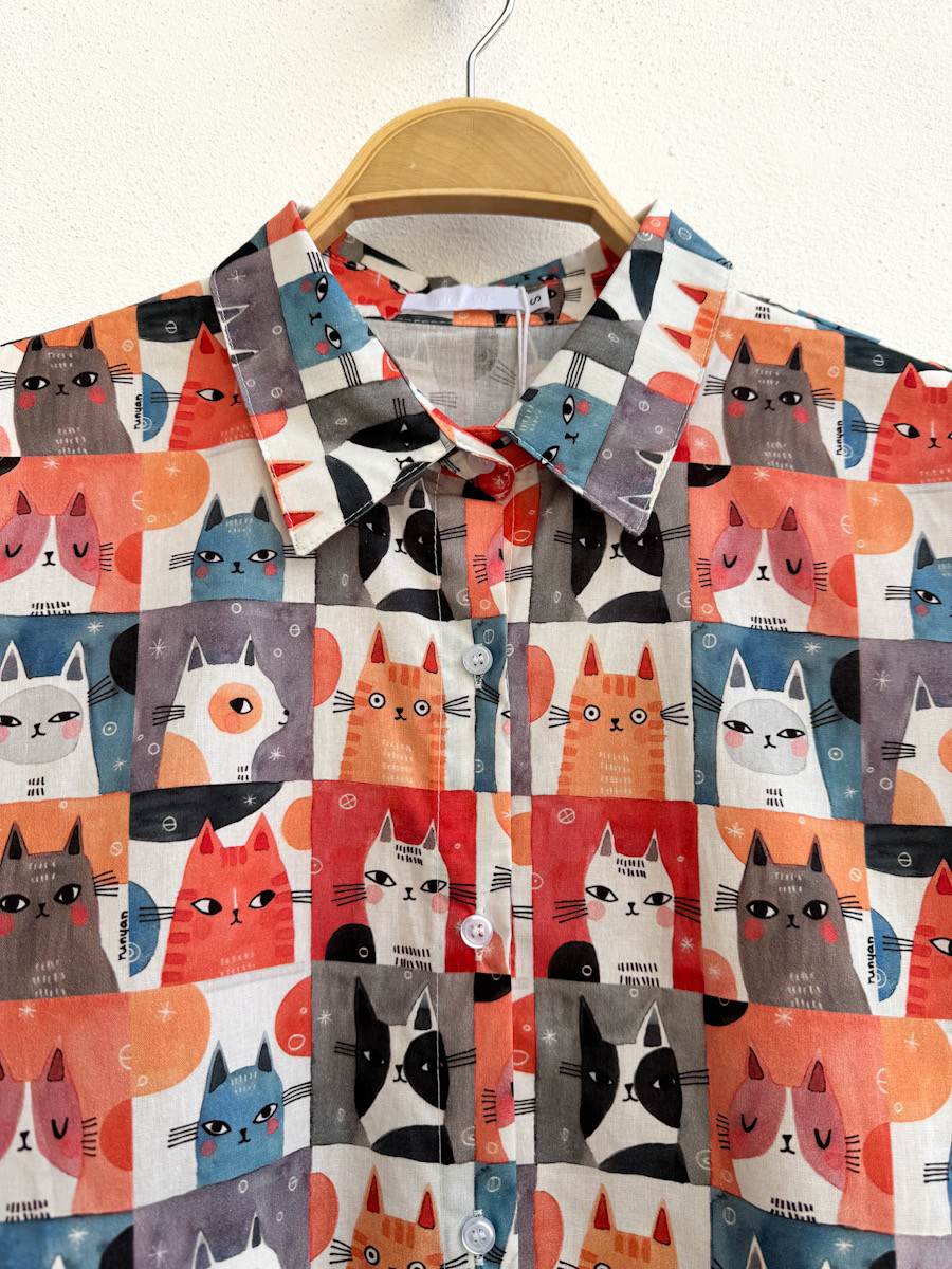 Camisa Estampada de Gatos – Colorida y Única