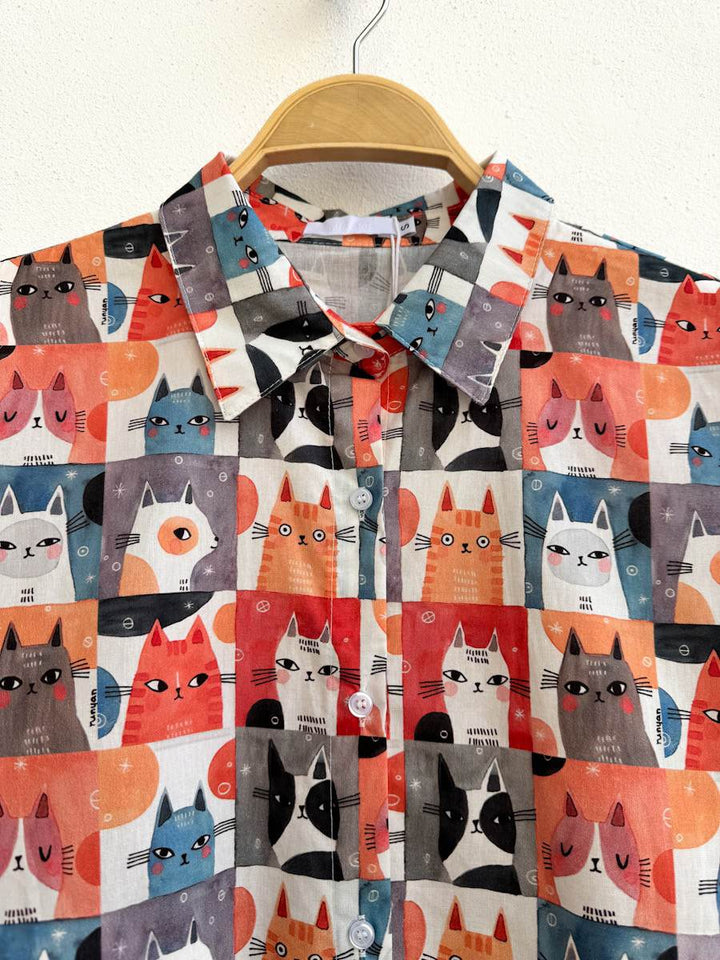 Camisa Estampada de Gatos – Colorida y Única