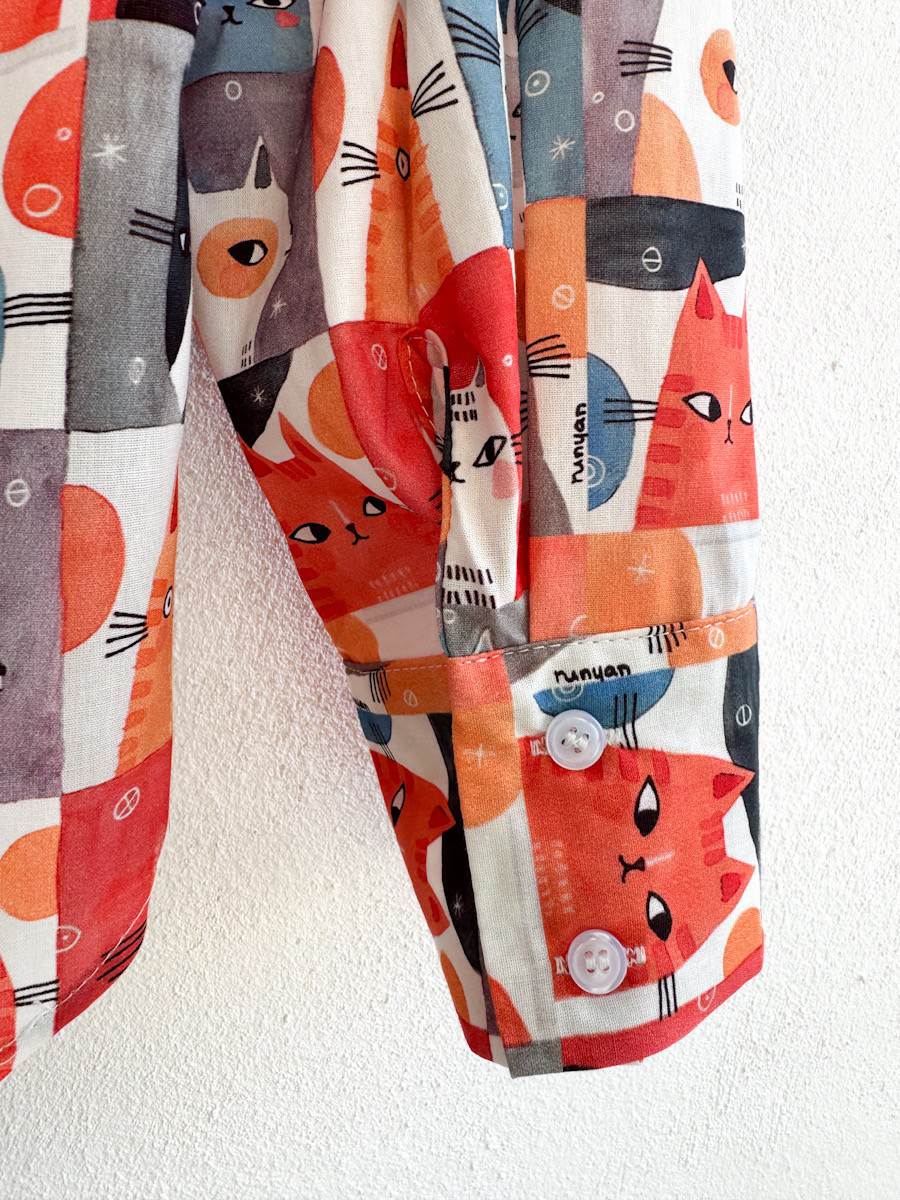 Camisa Estampada de Gatos – Colorida y Única