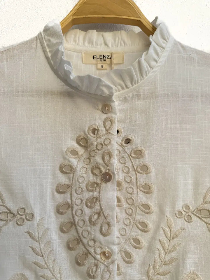 Blusa Blanca Bordada con Detalles Florales