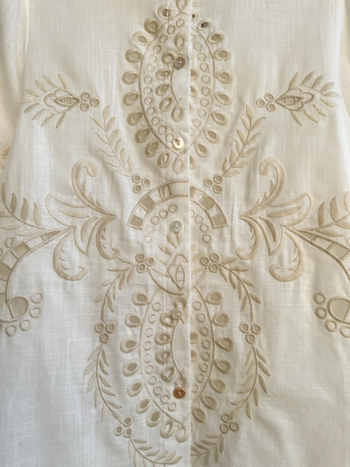 Blusa Blanca Bordada con Detalles Florales