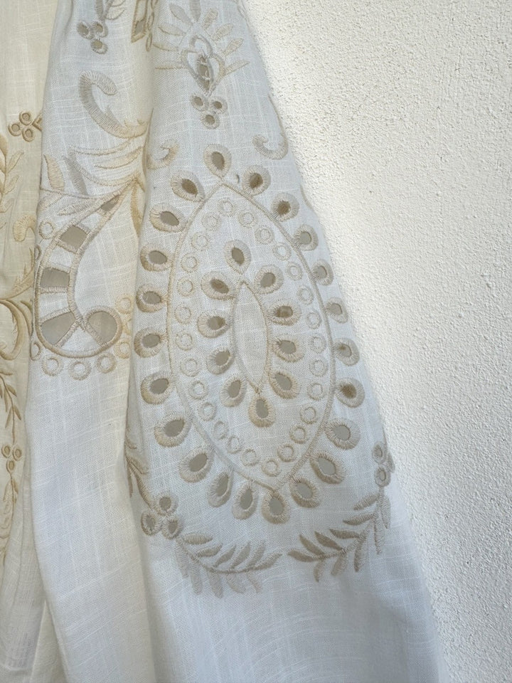Blusa Blanca Bordada con Detalles Florales