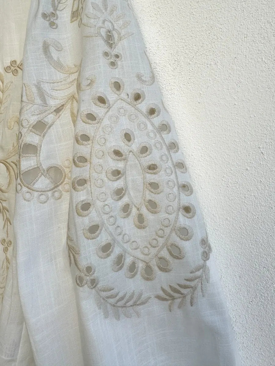 Blusa Blanca Bordada con Detalles Florales