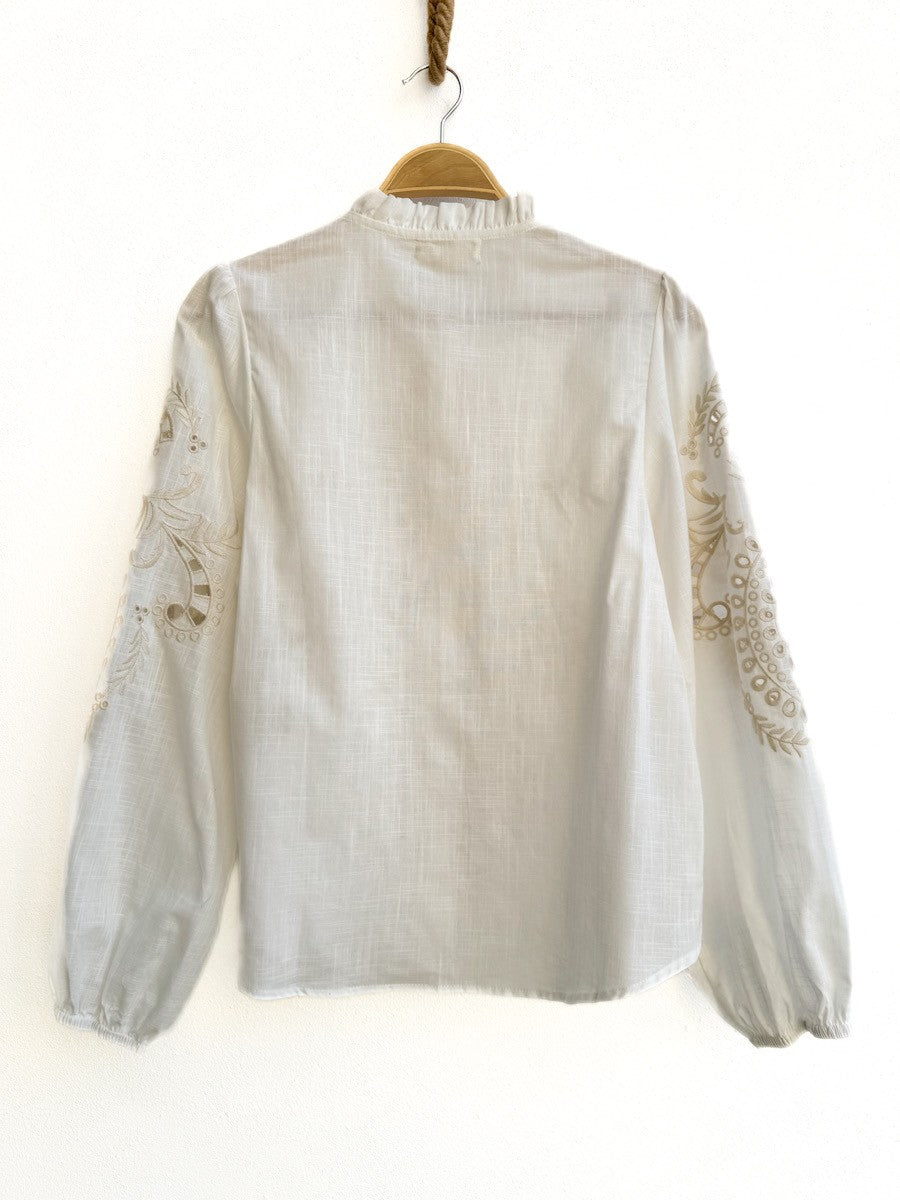 Blusa Blanca Bordada con Detalles Florales