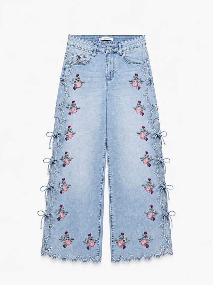 Jeans wide leg con bordado floral y aberturas laterales