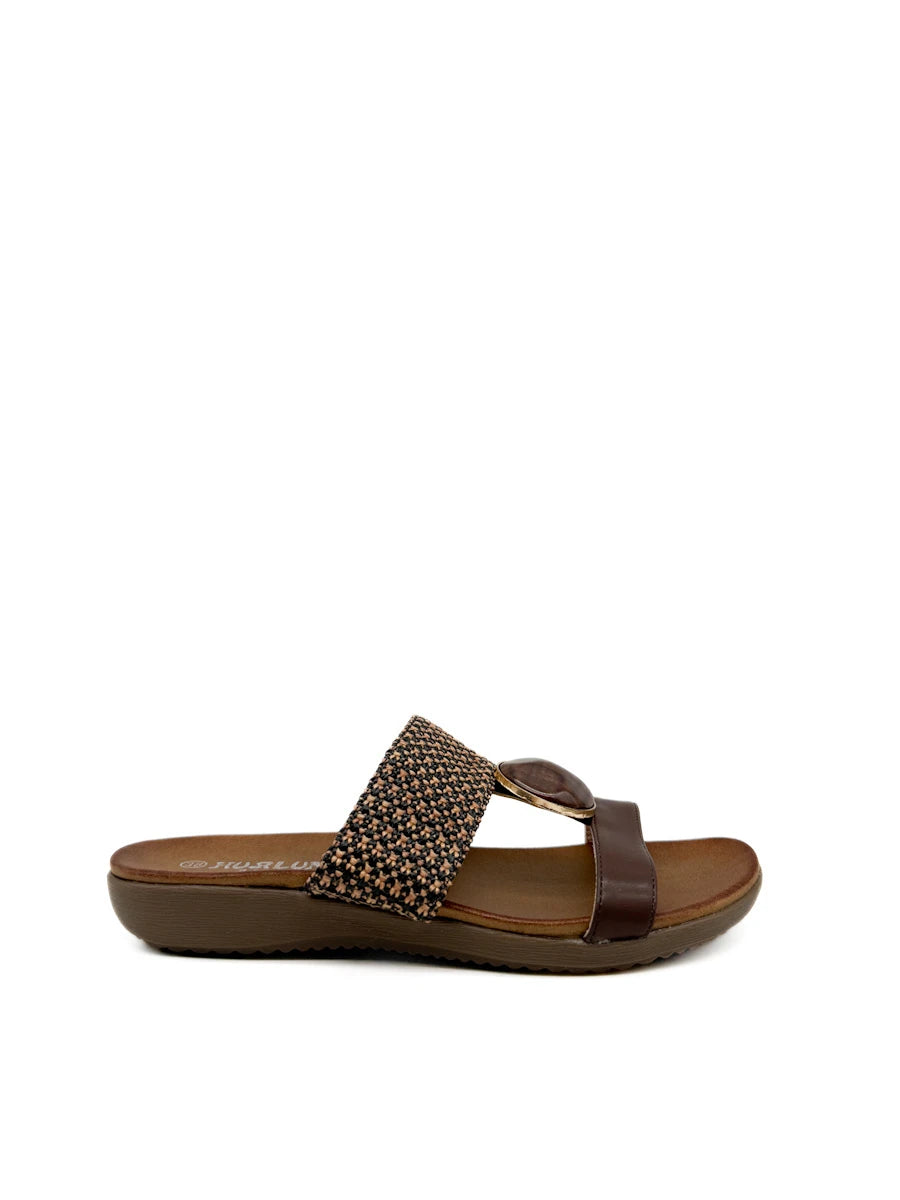 Sandalias pala confort con tira trenzada y piedra.