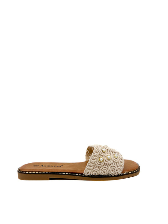 Sandalia Plana Crochet con Perlas Beige
