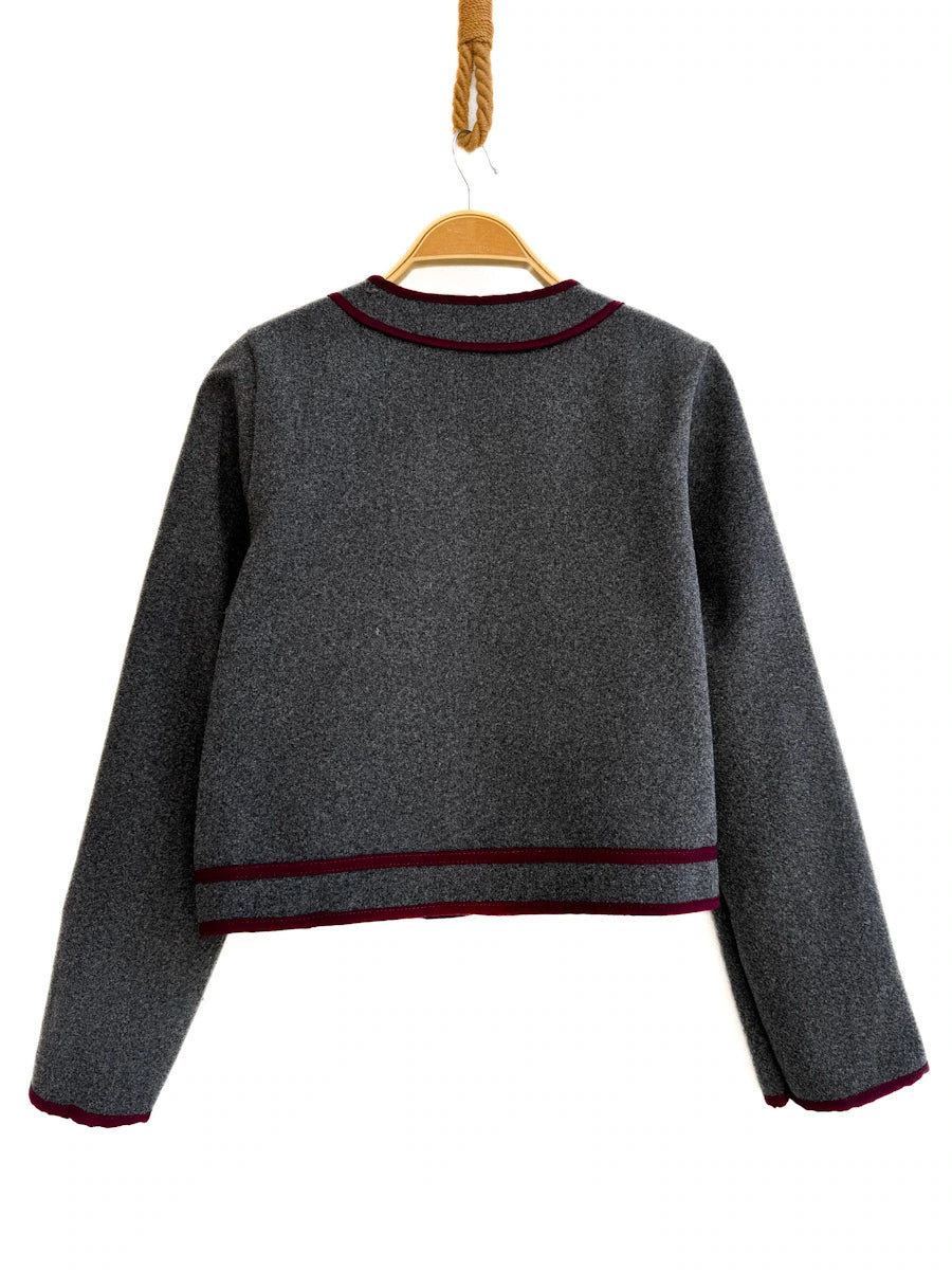 Chaqueta corta estructurada con ribete contrastante y botones