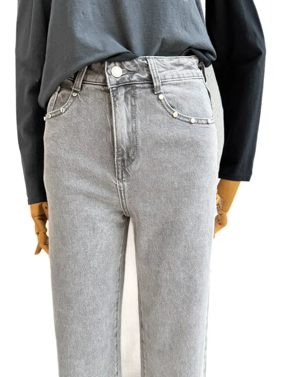 Jeans Gris con Remaches Decorativos