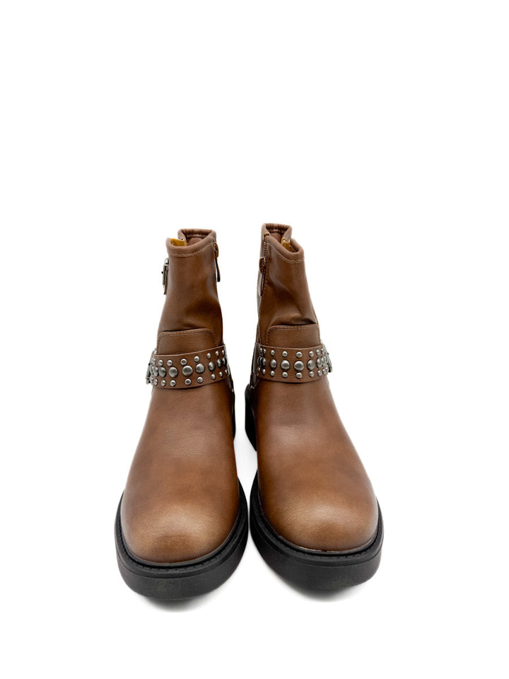 Botines Biker con Tachuelas y Hebillas Metálicas en Suela de Plataforma.