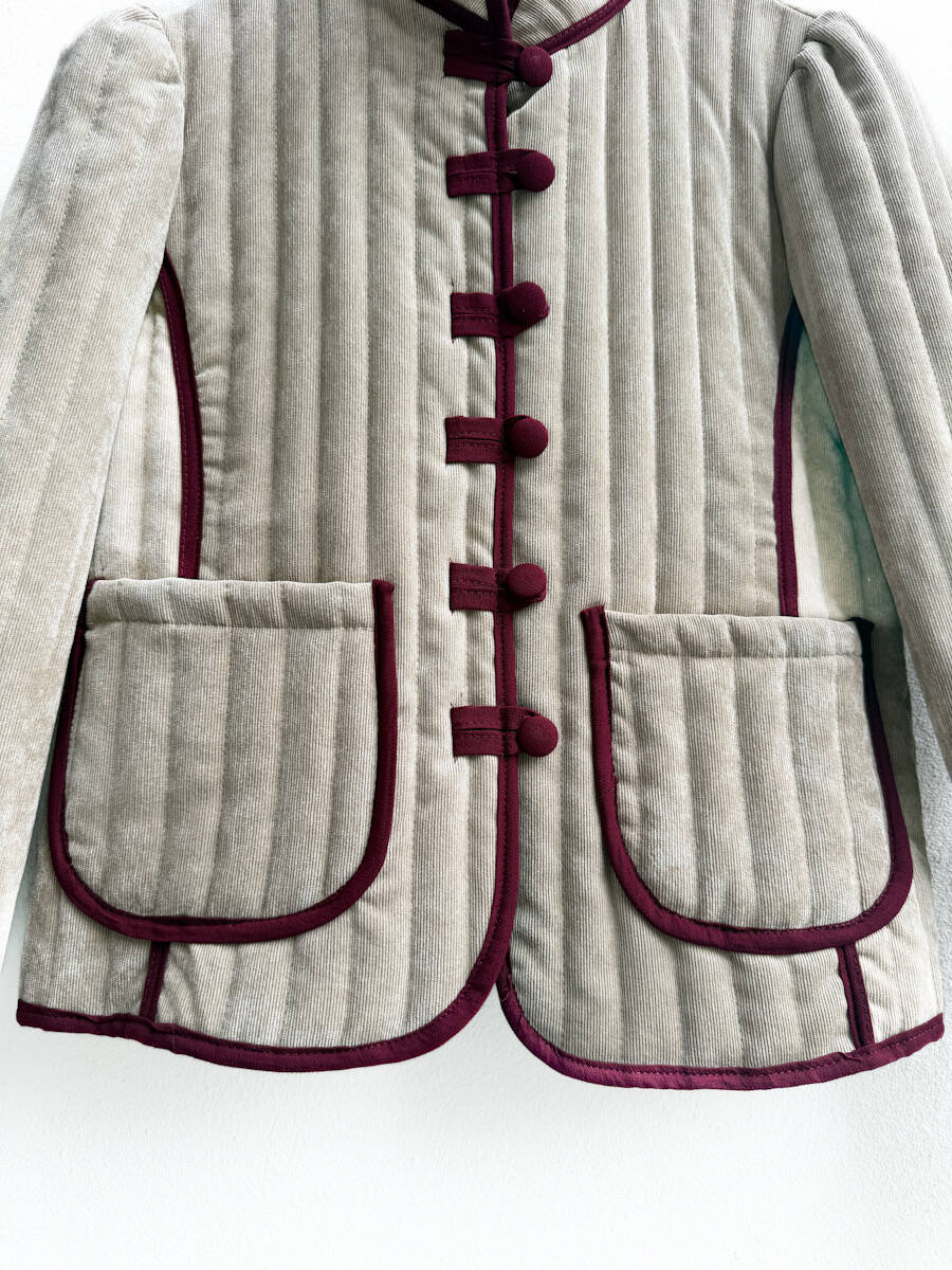 Chaqueta acolchada con detalles en contraste