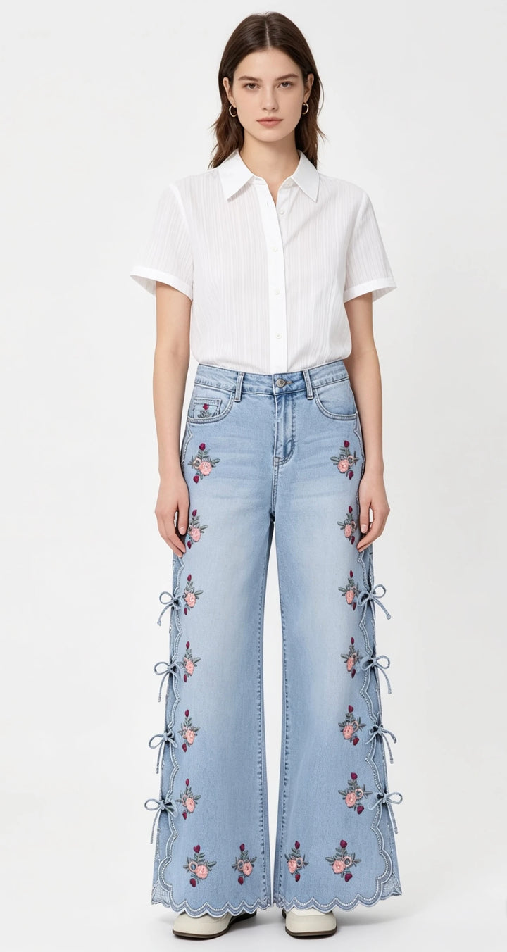 Jeans wide leg con bordado floral y aberturas laterales