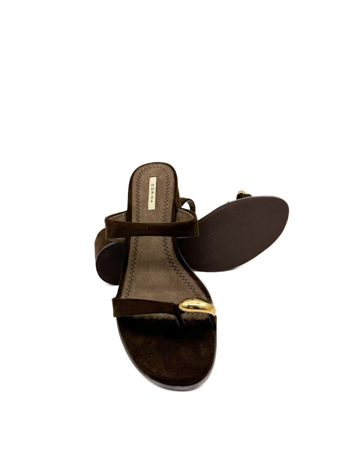 Sandalias de Tacón Bloque Corina con Detalle Dorado y Tira de Dedo