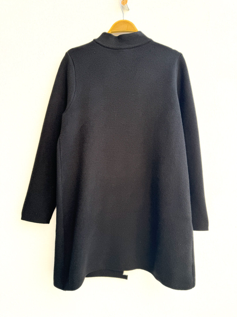 Abrigo de punto con botones contrastantes