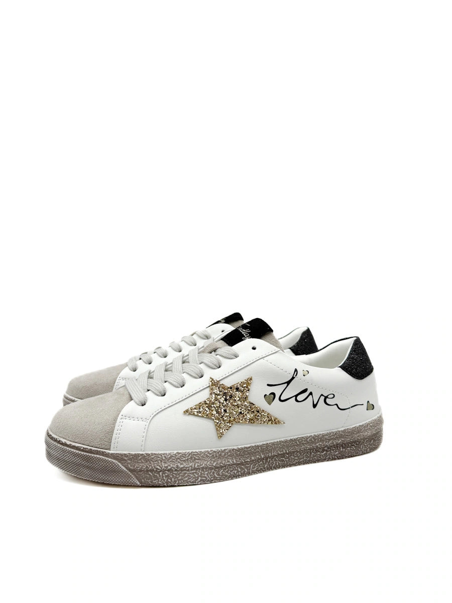 Zapatilla Urbana con Estrella Dorada y Detalle "Love
