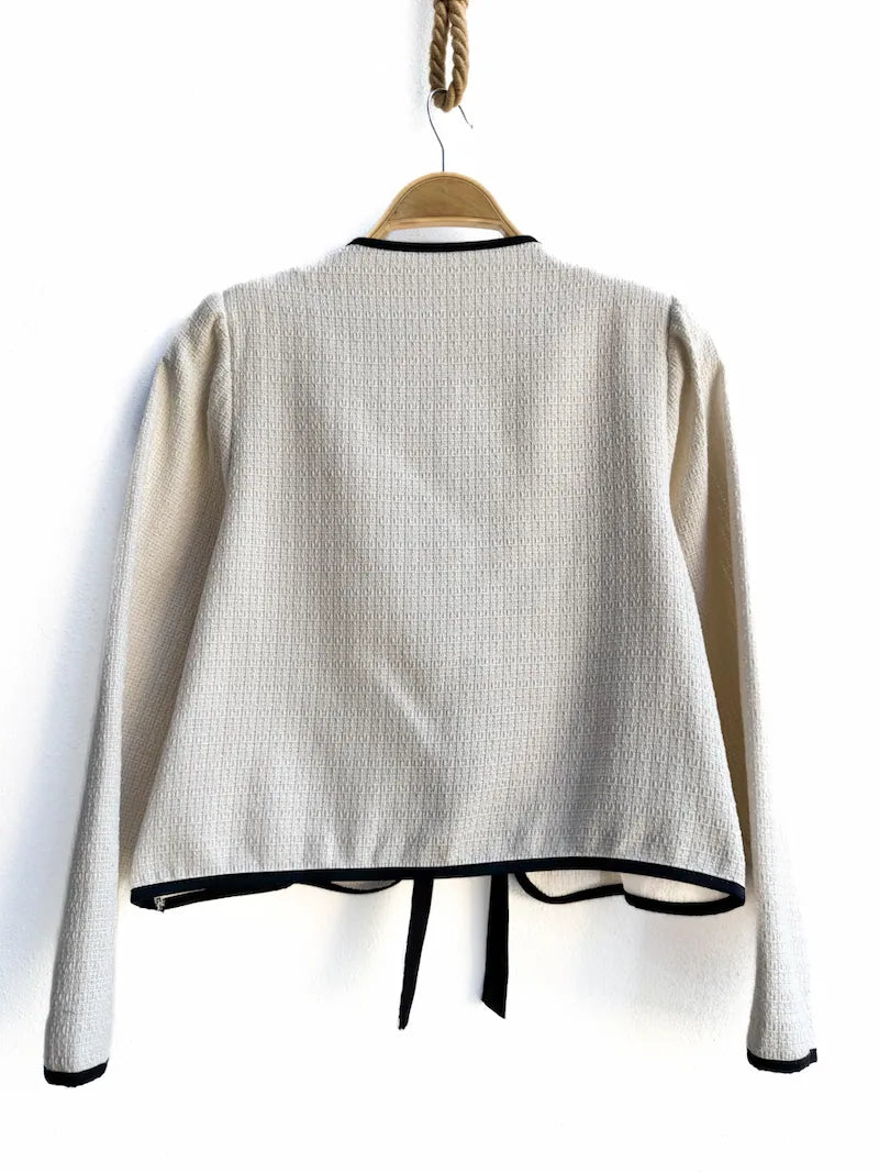 Chaqueta corta con lazo decorativo