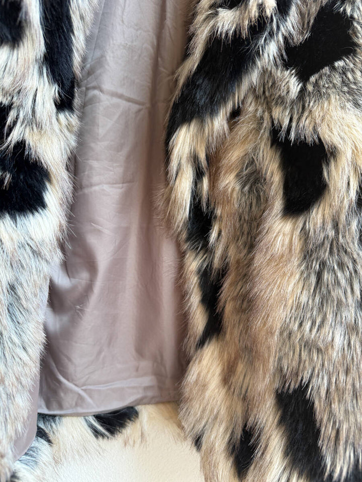 Chaqueta de Piel Sintética con Estampado Leopardo — Elegancia Salvaje y Estilo Atrevido