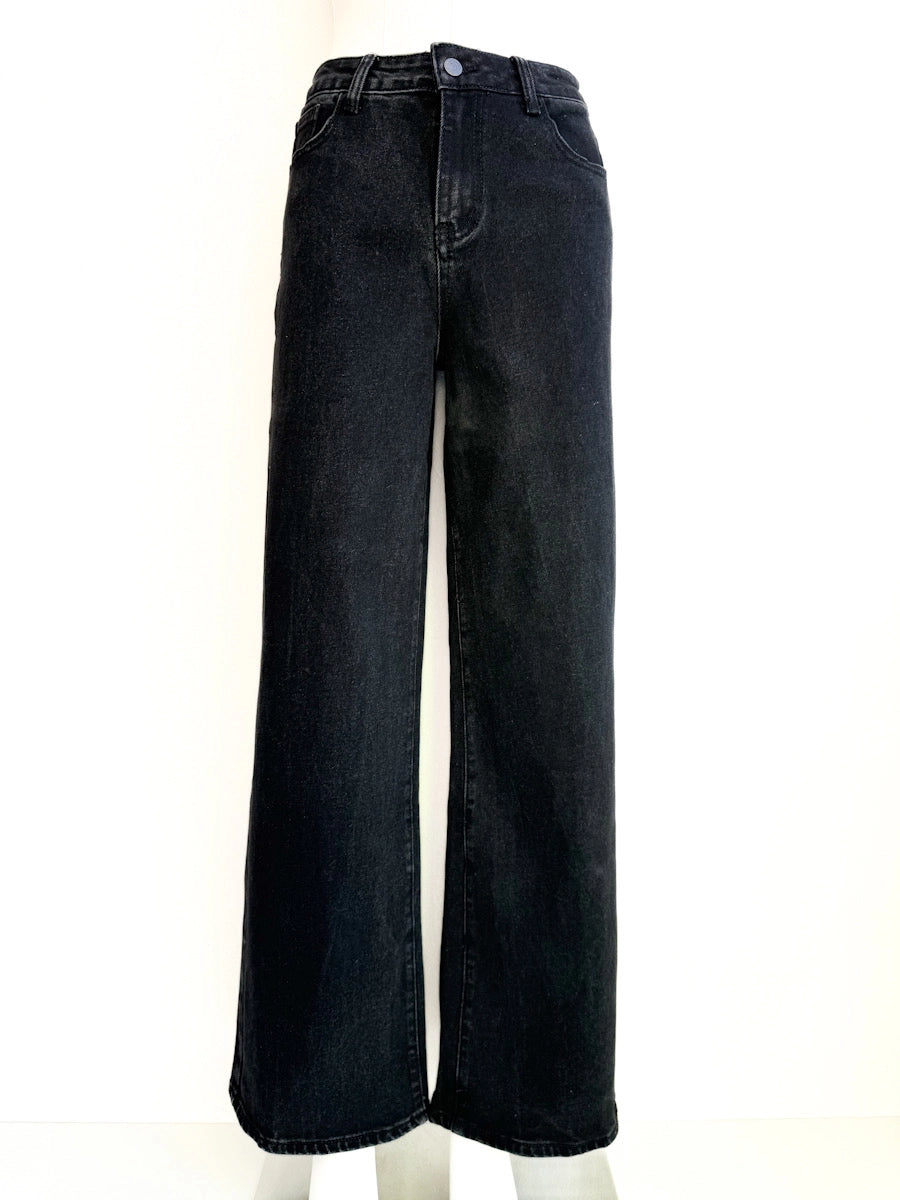 Vaqueros negros de corte amplio con detalle de leopardo