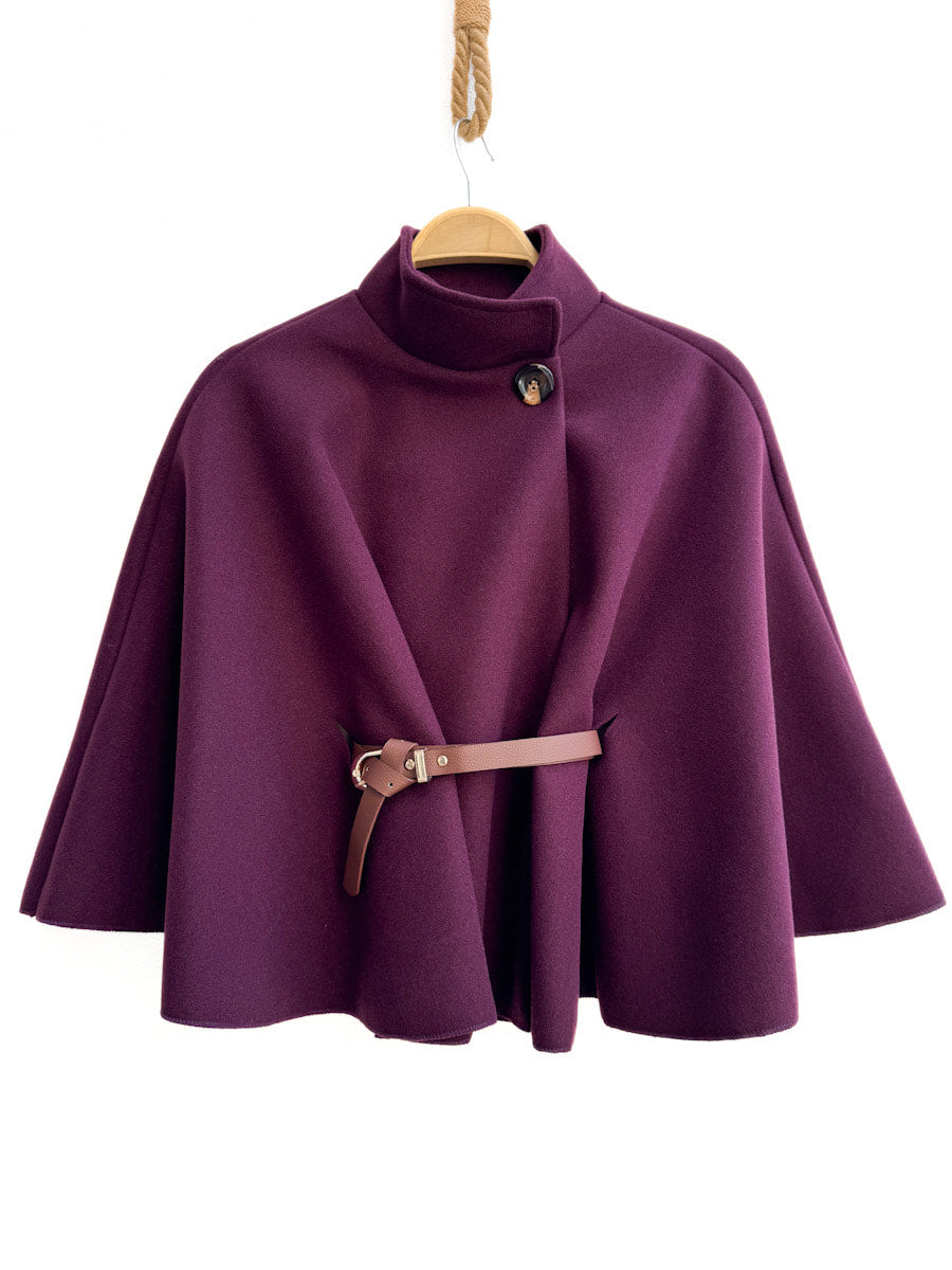 Poncho corta con cinturón y cuello alto
